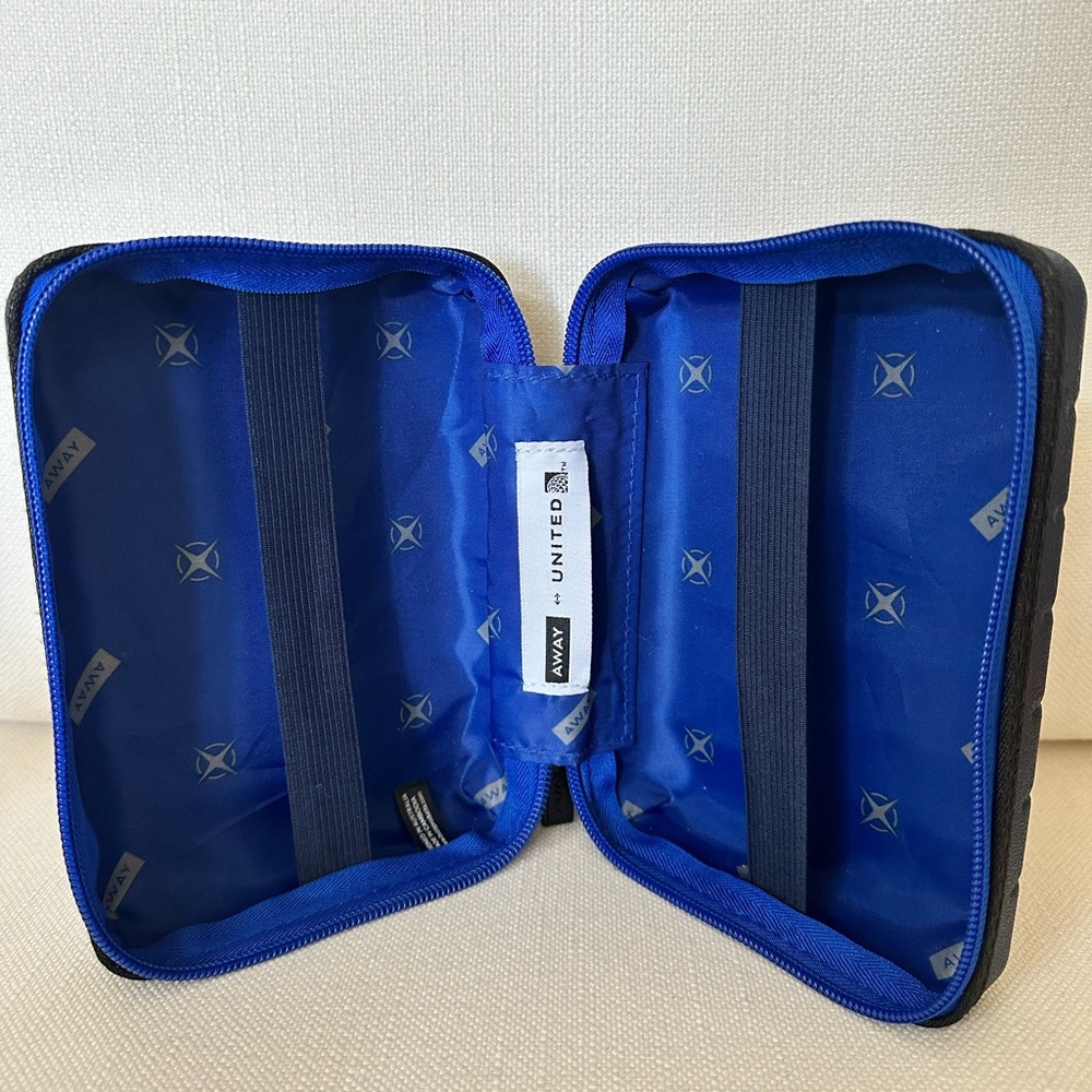 Away X United Airlines Mini Luggage Hard Shell Amenity Travel Case Navy - Picture 3 of 4